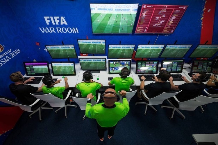 ريال مدريد، برشلونة، الفيفا، التسلل