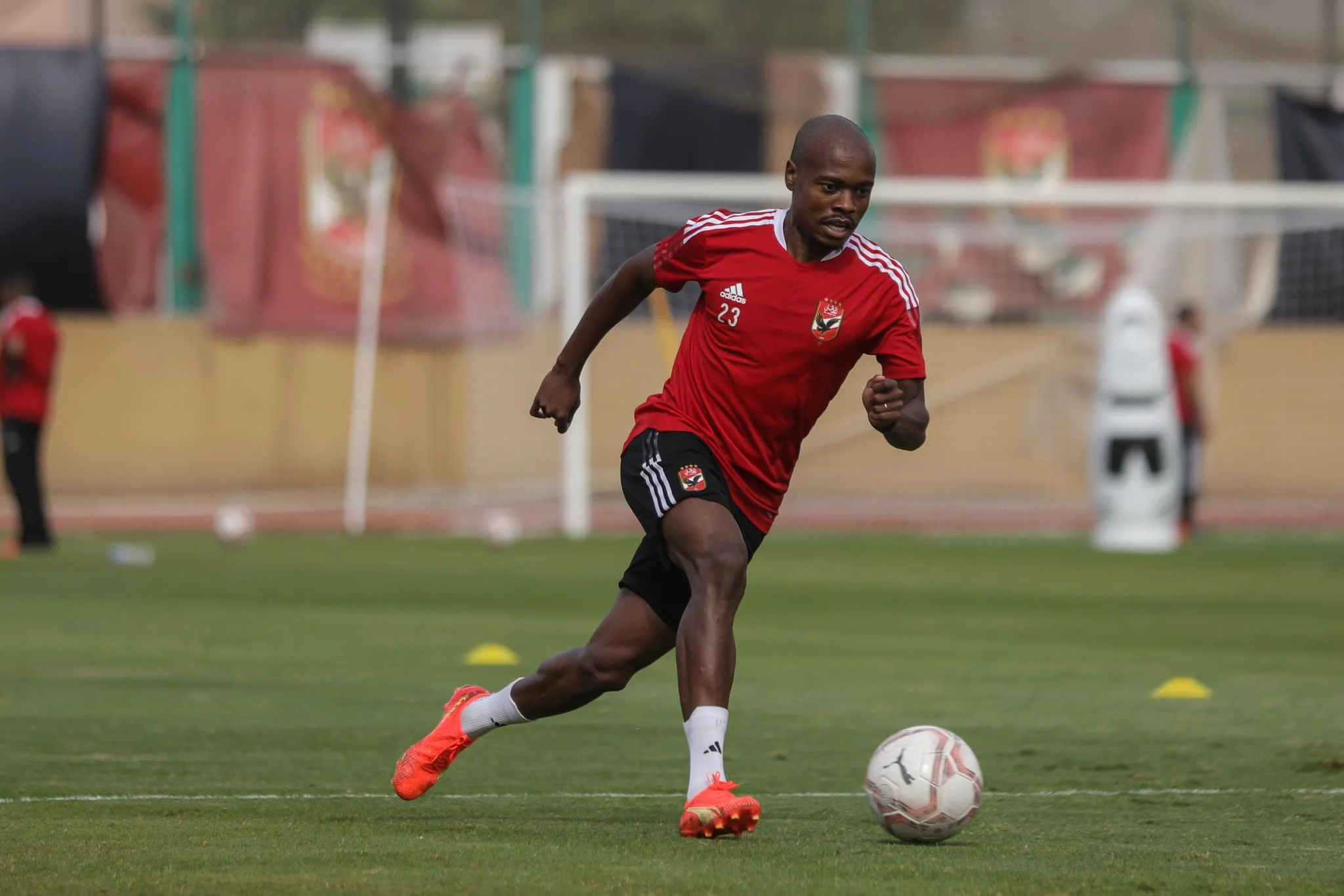 بيرسي تاو لاعب الأهلي